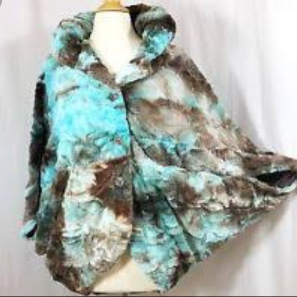 🤩 Soft Surroundings faux fur cape/poncho 🤩